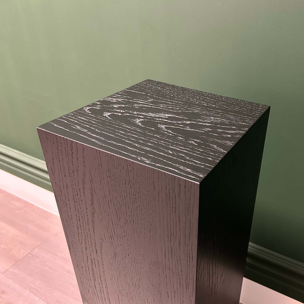 Zwarte eiken close up 30x30x90.jpg