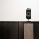 zwart hoofd op eiken sokkel.jpg