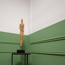 Houten beeld van vrouw op metalen sokkel voor sierlijsten.jpg