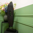 zwart kunstobject op zwart metalen sokkel voor bos bloemen 2.jpg