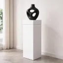 Wit Gelakte Design Zuil Met Kraag